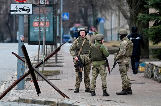  Ucrania intenta resistir a una invasión militar rusa con combates en el centro de la capital