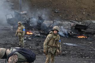 Combates en las calles de Kiev y un edificio alcanzado por los misiles rusos