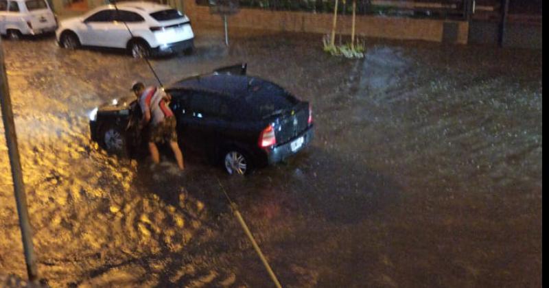 Calles saturadas y varios barrios sin luz tras el aguacero