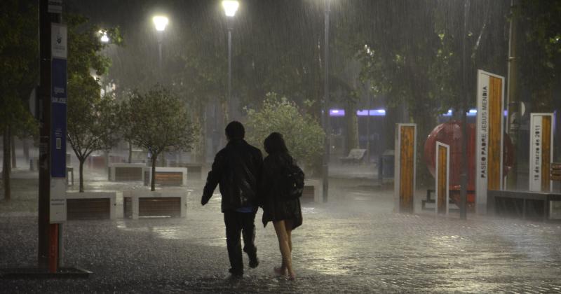 Calles saturadas y varios barrios sin luz tras el aguacero