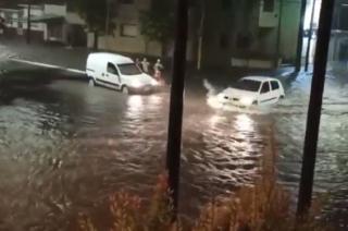 Calles saturadas y varios barrios sin luz tras el aguacero