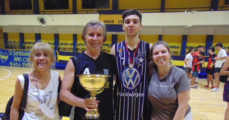 Sebastin y su familia en Junín tras ganar el Torneo Provincial de Clubes