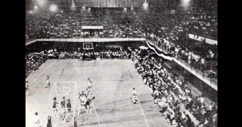 El 9 de marzo de 1981 en un colmado Maxi Gimnasio bataraz Racing se consagraba campeón del Torneo Mayor de b�squetbol local al vencer a Estudiantes por 116 a 112