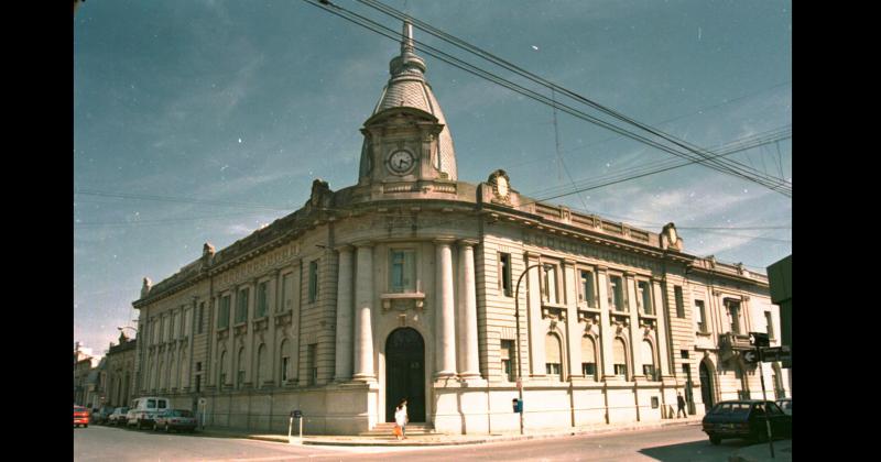 Imagen de mediados de la década del 1990 del emblem�tico edificio del Banco de la Edificadora de Olavarría ubicado en la esquina de las calle Rivadavia y Dorrego