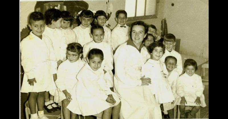 Alumnos y su maestra del Jardín de Infantes de la Escuela Normal de Olavarría en 1957