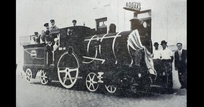 En 1944 los corsos de Carnaval en la ciudad de Olavarría se realizaban en la calle Vicente López donde el Club Ferro Carril Sud presentaba una carroza que era réplica de una locomotora