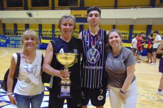 Sebastin y su familia en Junín tras ganar el Torneo Provincial de Clubes