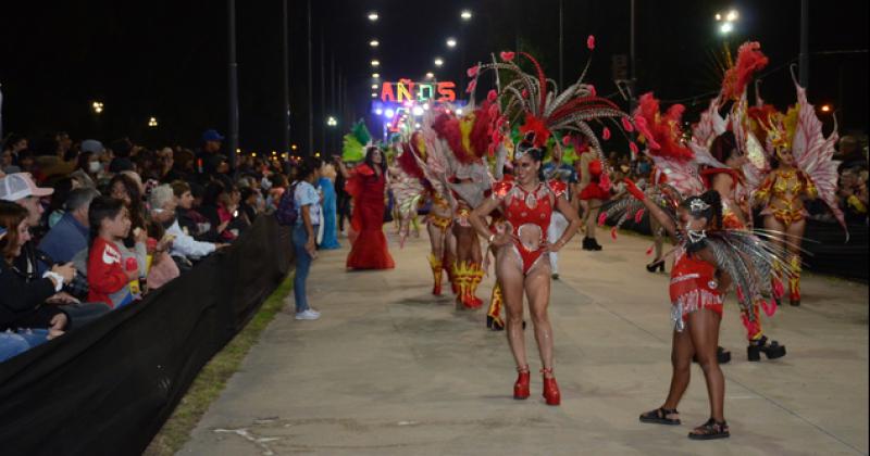 Los Corsos calentaron la noche olavarriense con alegriacutea y color