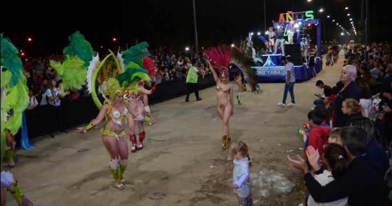 Los Corsos calentaron la noche olavarriense con alegriacutea y color