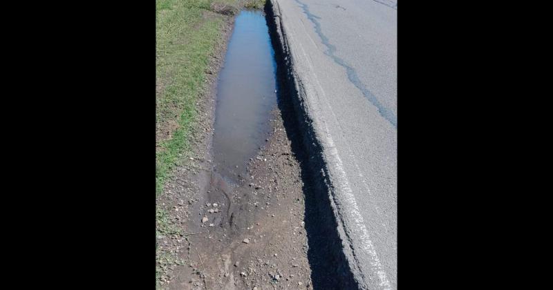 Un problema grave- el desnivel entre la banquina y la ruta