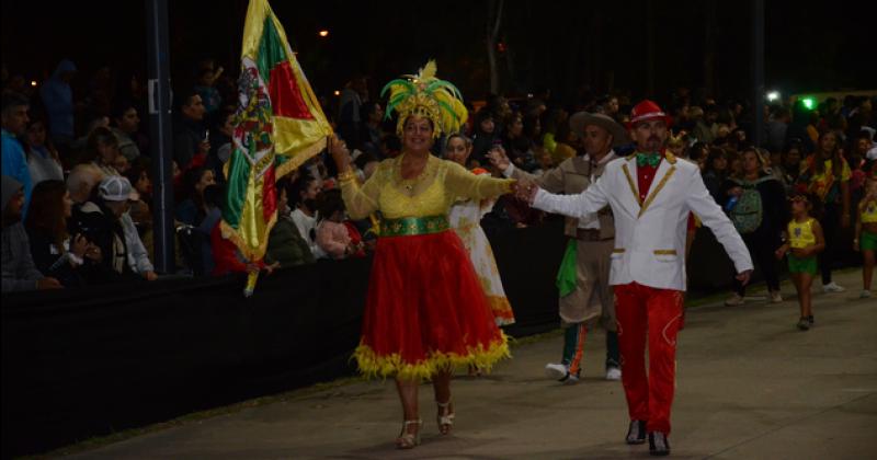 Los Corsos calentaron la noche olavarriense con alegriacutea y color