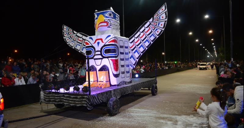 Los Corsos calentaron la noche olavarriense con alegriacutea y color