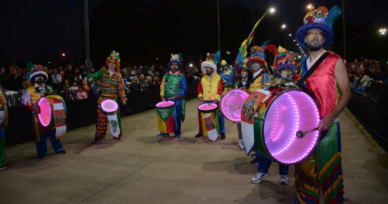 Los Corsos calentaron la noche olavarriense con alegriacutea y color