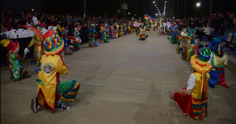 Los Corsos calentaron la noche olavarriense con alegriacutea y color