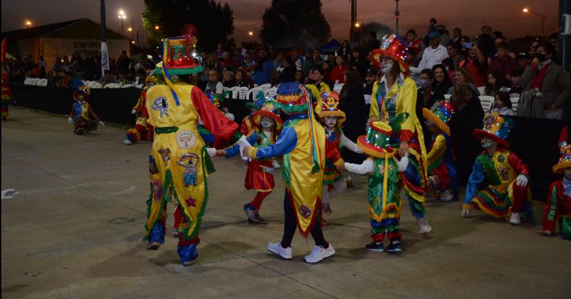 Los Corsos calentaron la noche olavarriense con alegriacutea y color