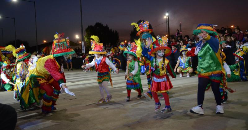 Los Corsos calentaron la noche olavarriense con alegriacutea y color