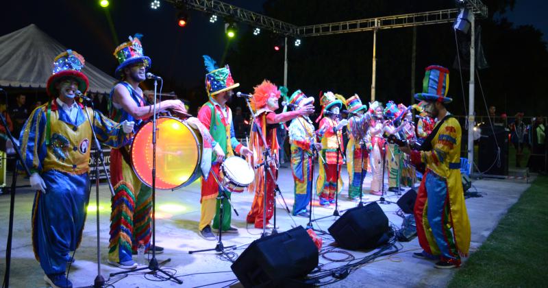 Los Corsos calentaron la noche olavarriense con alegriacutea y color