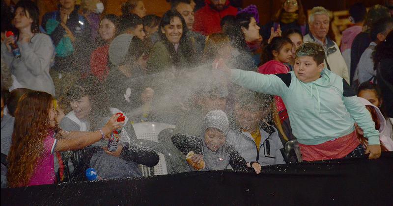 Los Corsos calentaron la noche olavarriense con alegriacutea y color