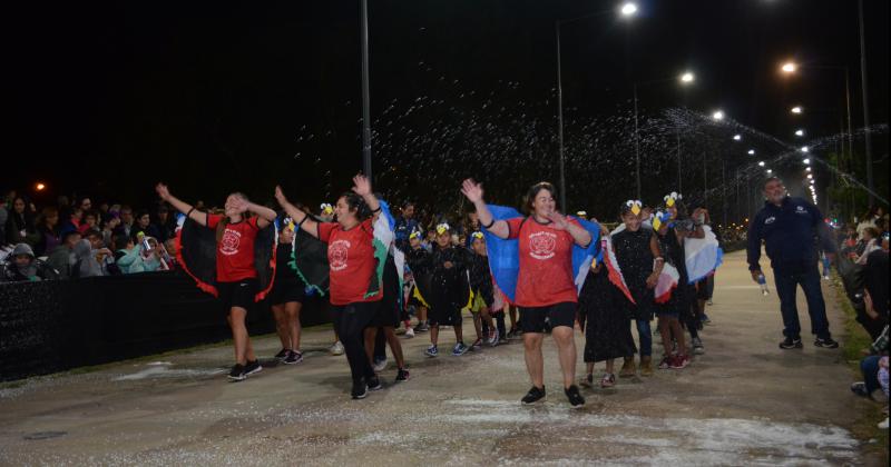 Los Corsos calentaron la noche olavarriense con alegriacutea y color