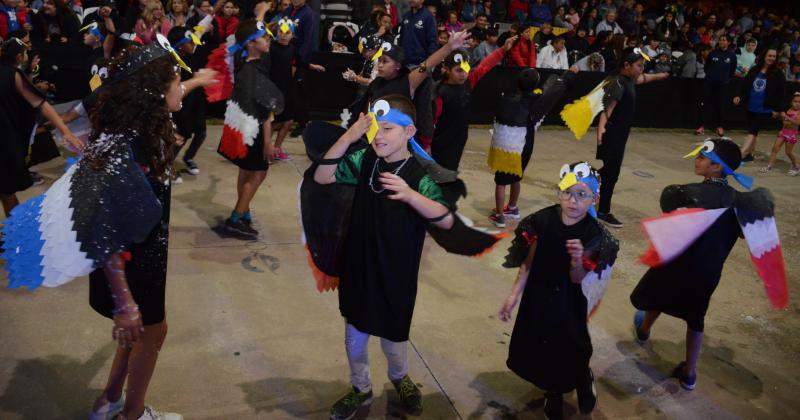 Los Corsos calentaron la noche olavarriense con alegriacutea y color