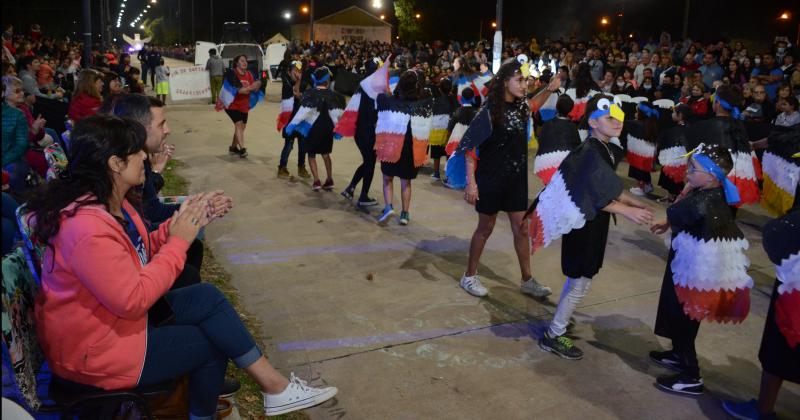 Los Corsos calentaron la noche olavarriense con alegriacutea y color