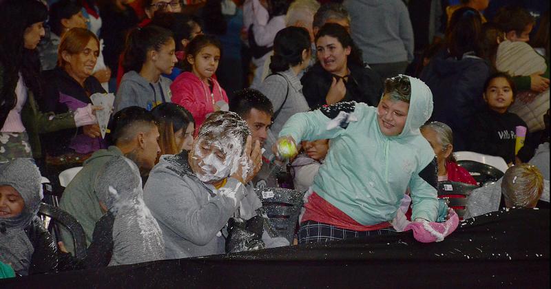 Los Corsos calentaron la noche olavarriense con alegriacutea y color