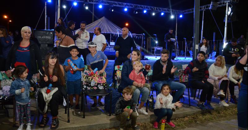 Los Corsos calentaron la noche olavarriense con alegriacutea y color