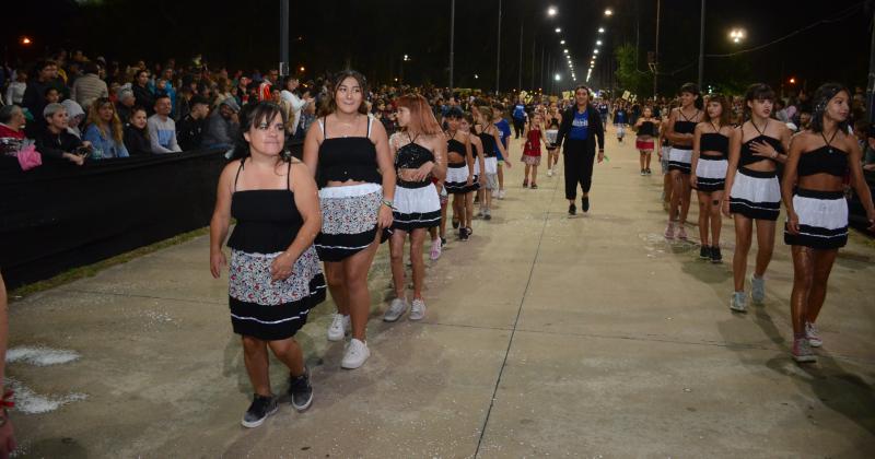 Los Corsos calentaron la noche olavarriense con alegriacutea y color