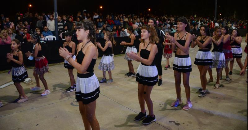 Los Corsos calentaron la noche olavarriense con alegriacutea y color