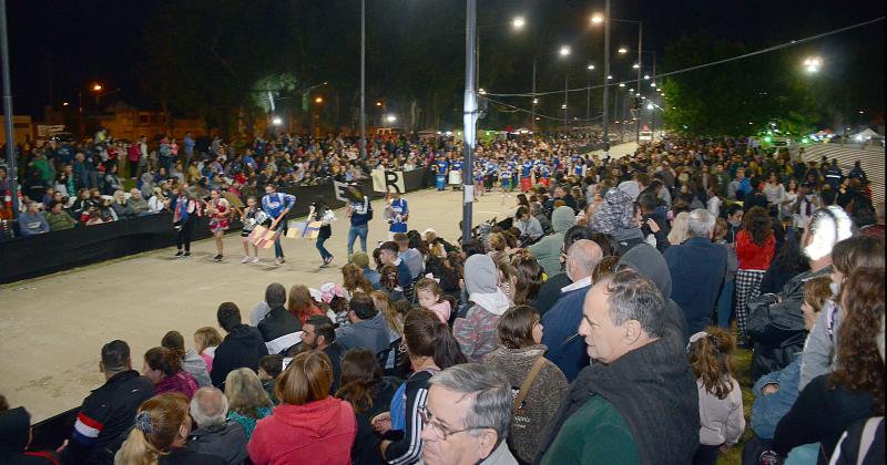 Los Corsos calentaron la noche olavarriense con alegriacutea y color