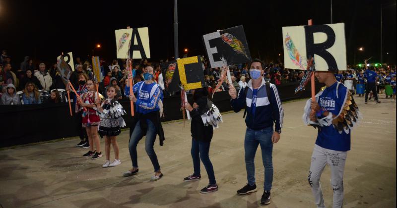 Los Corsos calentaron la noche olavarriense con alegriacutea y color