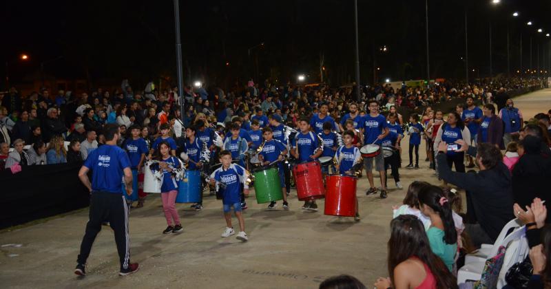 Los Corsos calentaron la noche olavarriense con alegriacutea y color