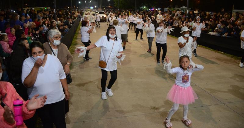 Los Corsos calentaron la noche olavarriense con alegriacutea y color