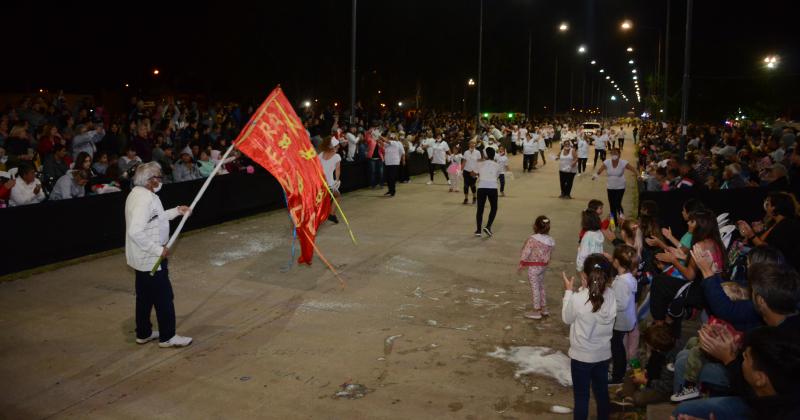 Los Corsos calentaron la noche olavarriense con alegriacutea y color