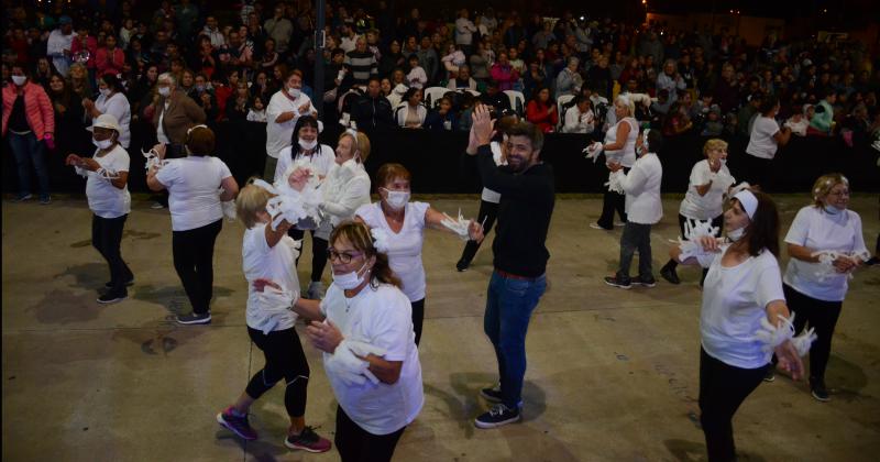 Los Corsos calentaron la noche olavarriense con alegriacutea y color