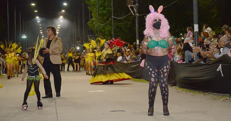 Los Corsos calentaron la noche olavarriense con alegriacutea y color