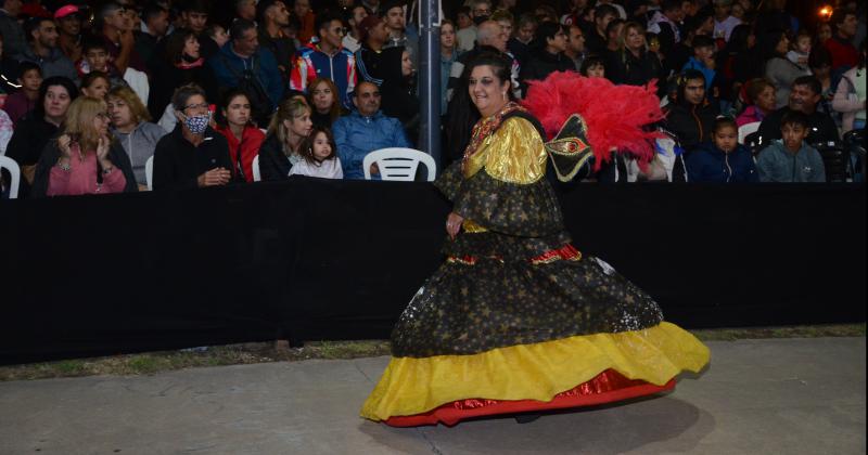 Los Corsos calentaron la noche olavarriense con alegriacutea y color