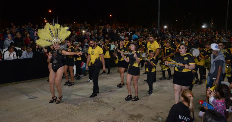 Los Corsos calentaron la noche olavarriense con alegriacutea y color