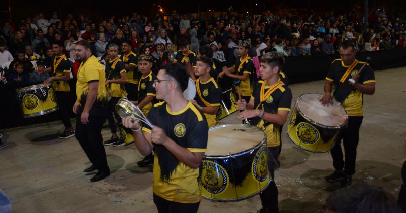 Los Corsos calentaron la noche olavarriense con alegriacutea y color