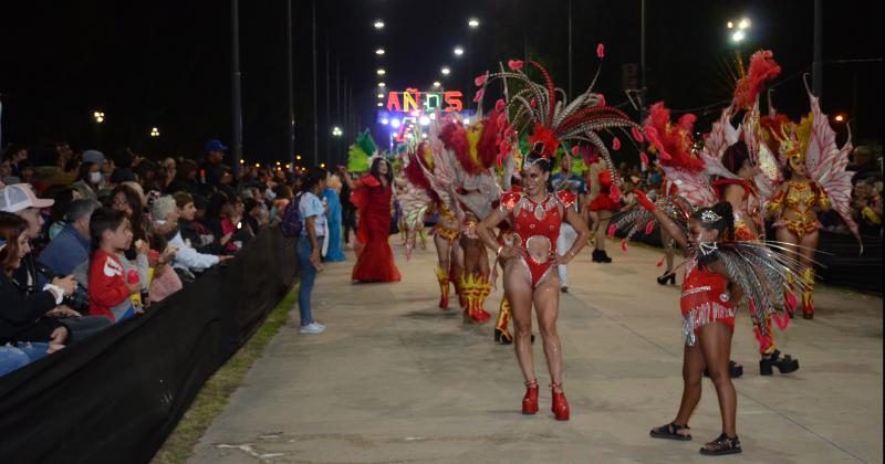 Los Corsos calentaron la noche olavarriense con alegriacutea y color