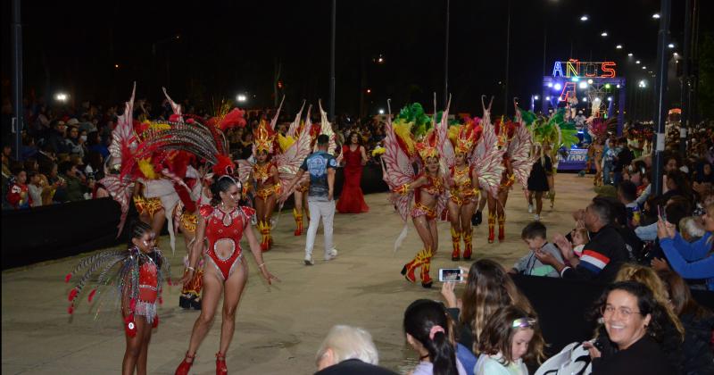 Los Corsos calentaron la noche olavarriense con alegriacutea y color