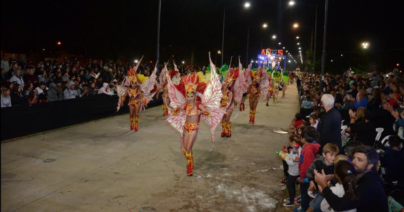 Los Corsos calentaron la noche olavarriense con alegriacutea y color