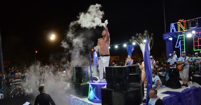 Los Corsos calentaron la noche olavarriense con alegriacutea y color