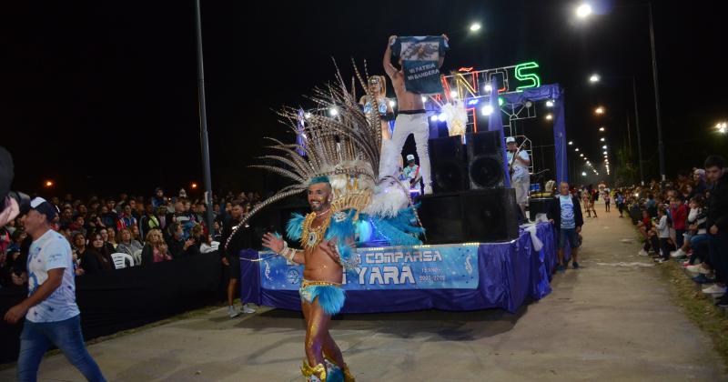 Los Corsos calentaron la noche olavarriense con alegriacutea y color