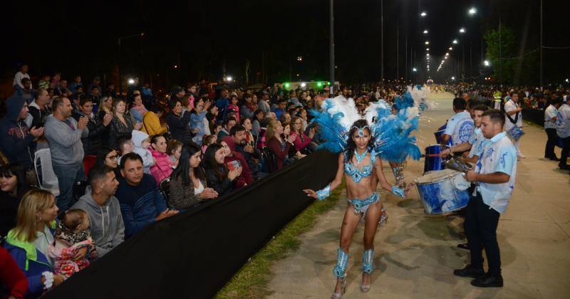 Los Corsos calentaron la noche olavarriense con alegriacutea y color