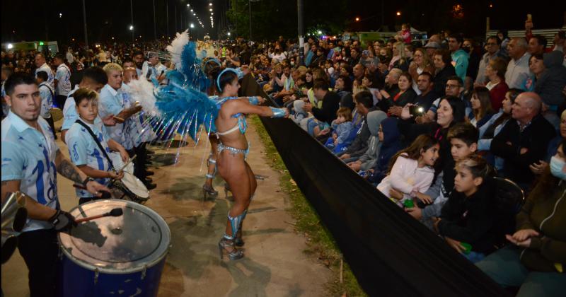 Los Corsos calentaron la noche olavarriense con alegriacutea y color