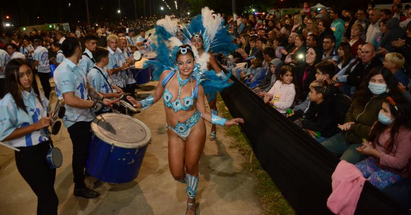 Los Corsos calentaron la noche olavarriense con alegriacutea y color