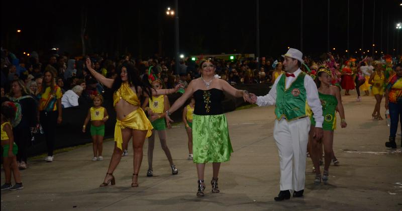 Los Corsos calentaron la noche olavarriense con alegriacutea y color