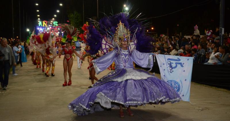 Los Corsos calentaron la noche olavarriense con alegriacutea y color