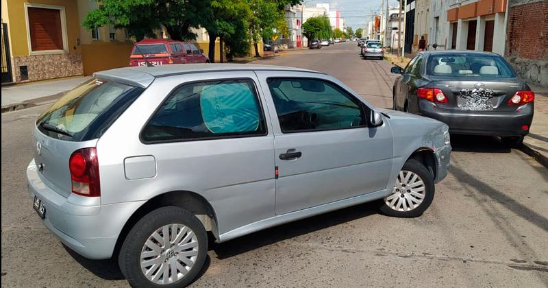 Una mujer se descompensoacute y chocoacute otro vehiacuteculo estacionado